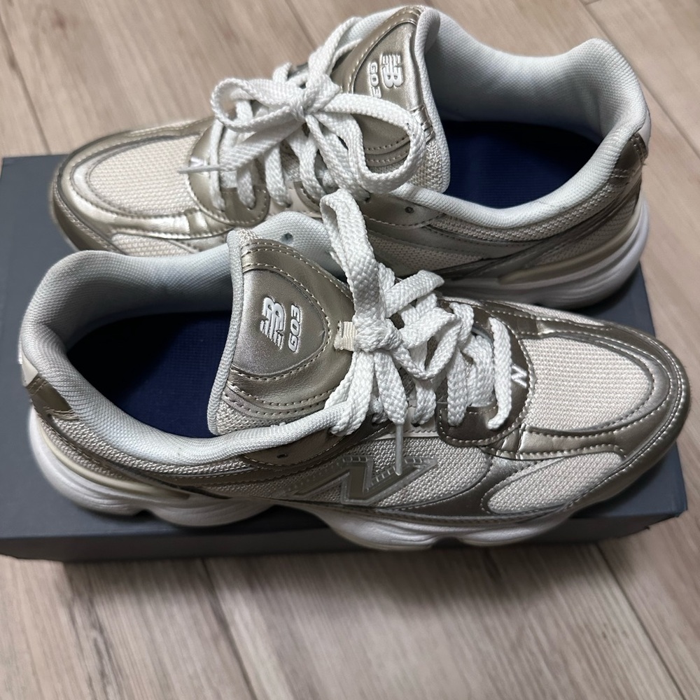New Balance Men’s Silver and White Sneakers- worn 4 times